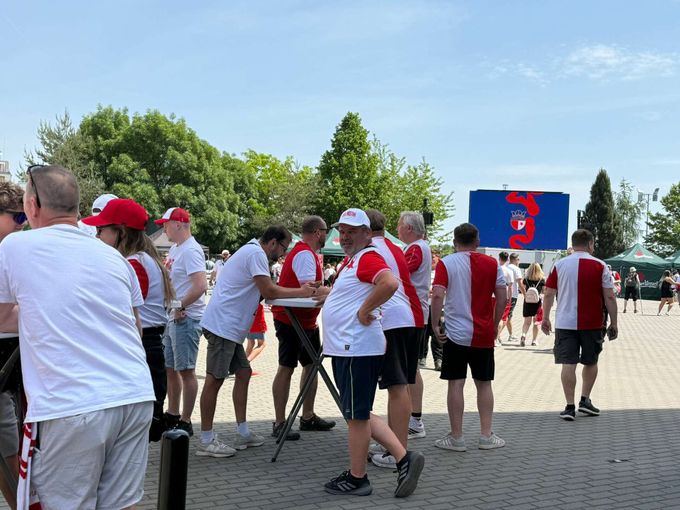 Oslavy titulu ONLINE: Slavia převezme pohár, fanoušci už jsou před stadionem Oslavy titulu ONLINE: Slavia převezme pohár, fanoušci už jsou před stadionem