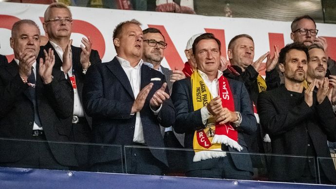Smetánka v Edenu: Ve spodní řadě (zleva) šéf českého fotbalu Trunda, legenda sešívaných Šmicer a moderátor Leoš Mareš. Nad nimi pak slávistický boss Tvrdíka a majitel klubu Tykač.