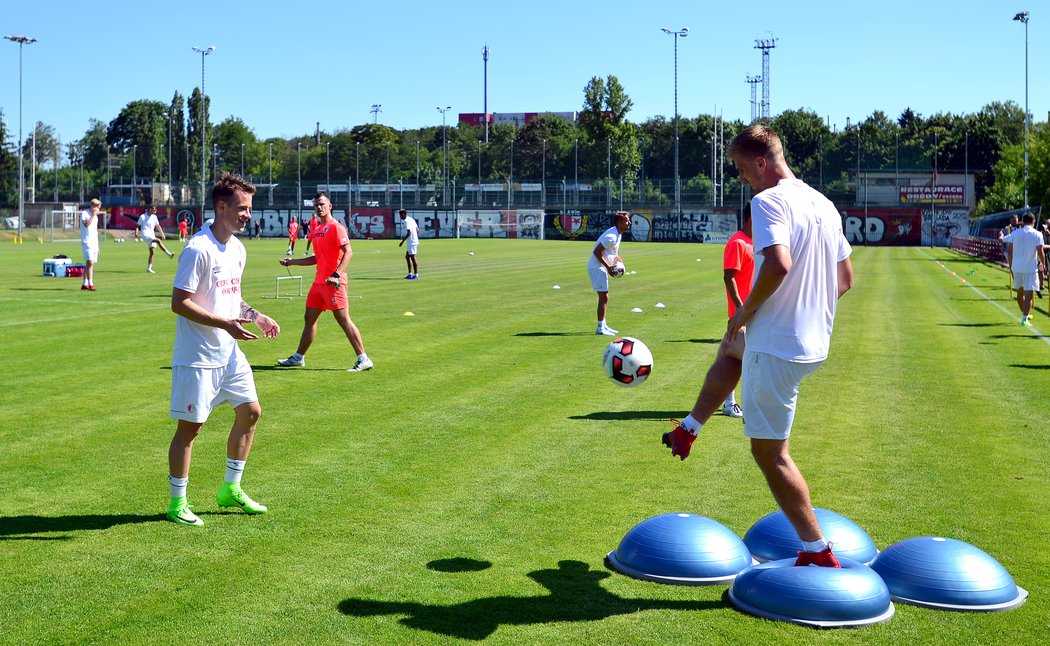 Záložník Jan Sýkora a obránce Jakub Jugas na prvním tréninku Slavie v nové sezoně