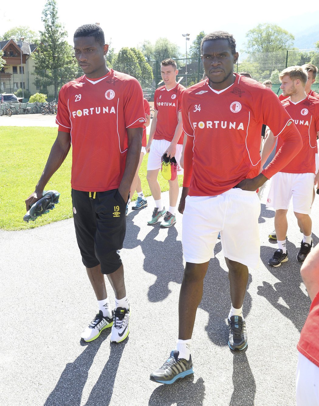 Stopeři Slavie Michael Ngadeu Ngadjui a Simon Deli