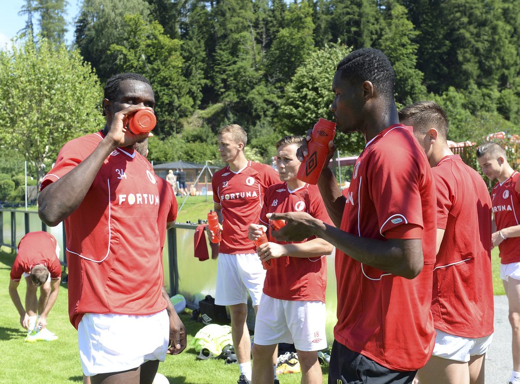 Stopeři Slavie Michael Ngadeu Ngadjui a Simon Deli na tréninku