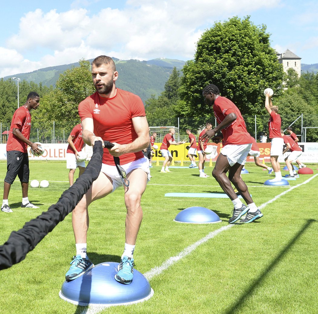 Záložník Slavie Levan Kenija na tréninku