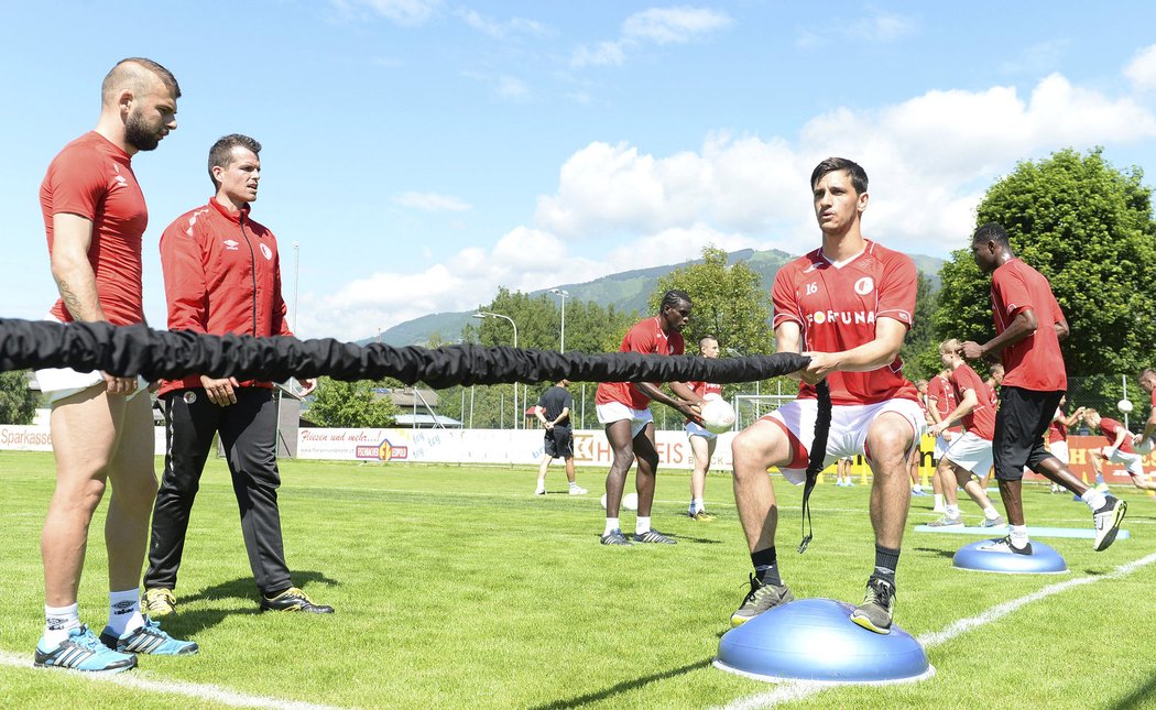 Záložník Slavie Ruslan Mingazov na tréninku