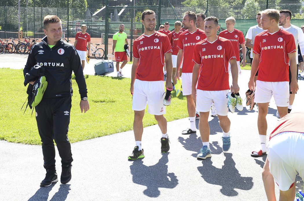 Fotbalisté Slavie jdou na trénink v dobré náladě