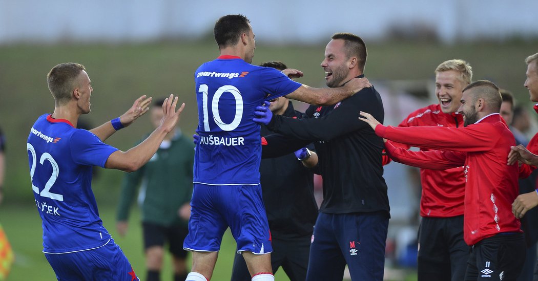 Fotbalisté Slavie slaví gól do sítě Rio Ave