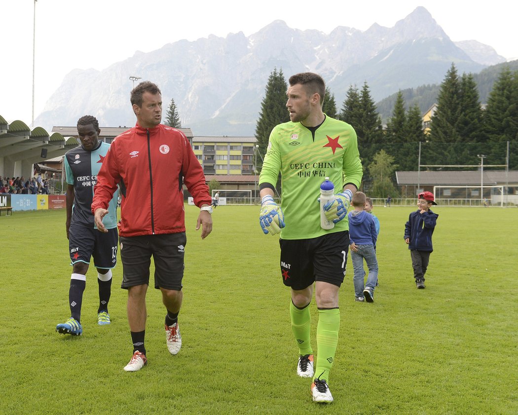 Brankář Slavie Martin Berkovec a trenér brankářů Radek Černý