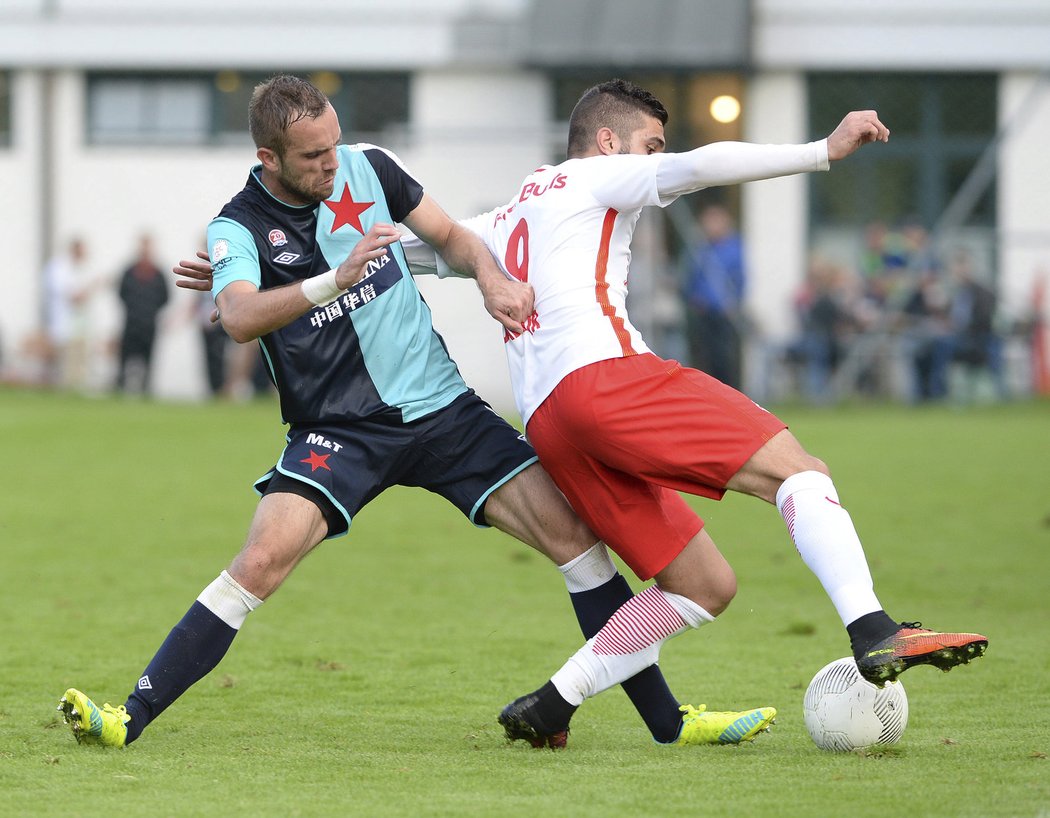 Záložník Slavie Jasmin Ščuk v souboji