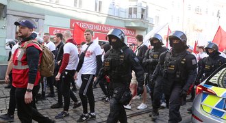 Slávisté pochodovali na stadion Sparty: Bílá trika a stovky policistů!