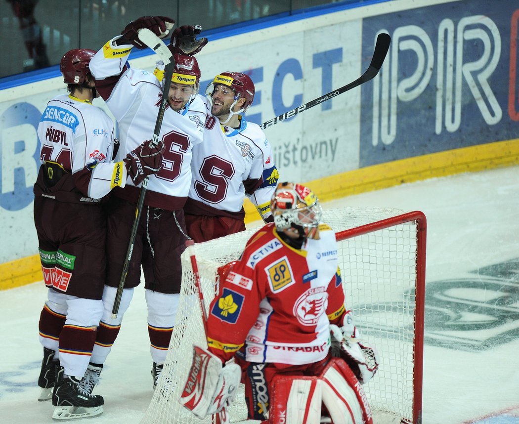 Radost sparťanských hokejistů, kteří vedli nad Slavií 2:0 i 3:1, přesto na vítězství nedosáhli.