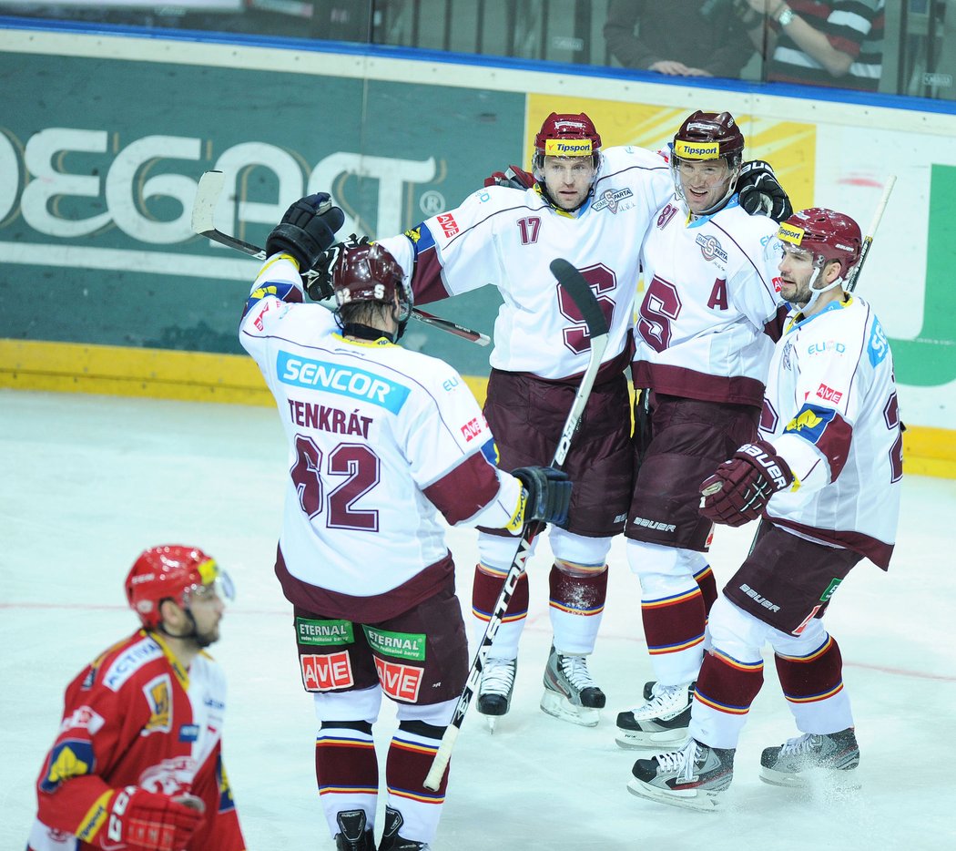 Radost sparťanských hokejistů, kteří vedli nad Slavií 2:0 i 3:1, přesto na vítězství nedosáhli.