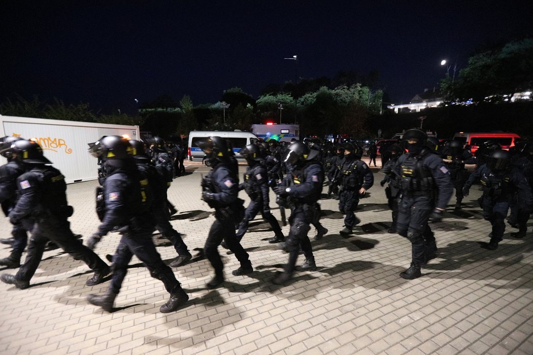 Policie v průběhu utkání řešila masivní použití pyrotechniky ze strany fanoušků