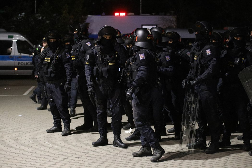 Policie v průběhu utkání řešila masivní použití pyrotechniky ze strany fanoušků