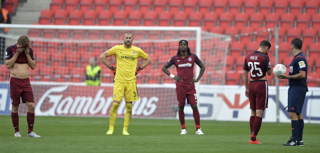 Zklamaní fotbalisté Sparty po prohraném derby