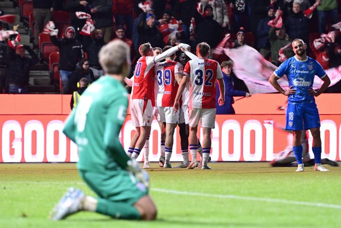 ONLINE: Slavia - Zbrojovka 3:0. Nowak se trefil z penalty, po pauze zvýšil Jurásek ONLINE: Slavia - Zbrojovka 3:0. Nowak se trefil z penalty, po pauze zvýšil Jurásek