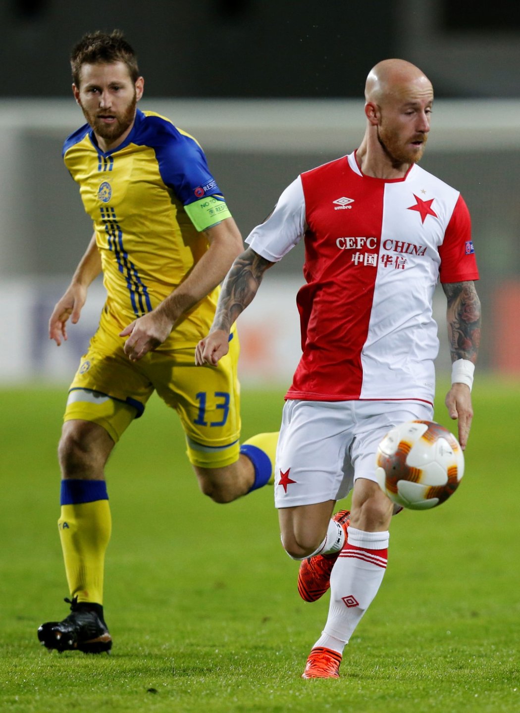 Křídelník Miroslav Stoch utíká s míčem