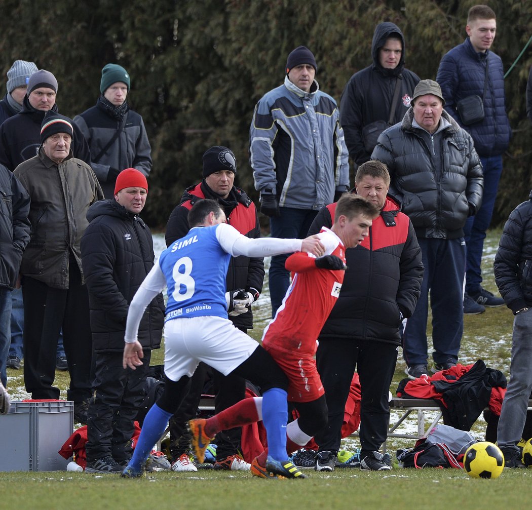 Trenér Slavie Dušan Uhrin pozorně sleduje své svěřence během utkání s Táborskem