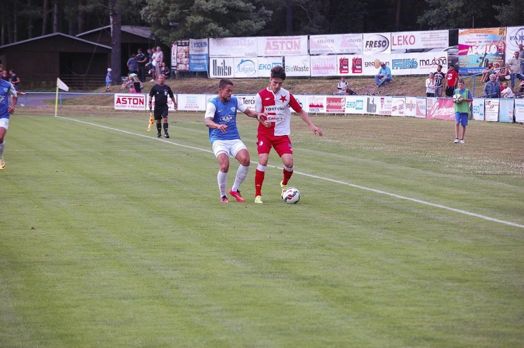 Záložník Slavie Robert Hrubý se snaží přejít přes obránce Táborska