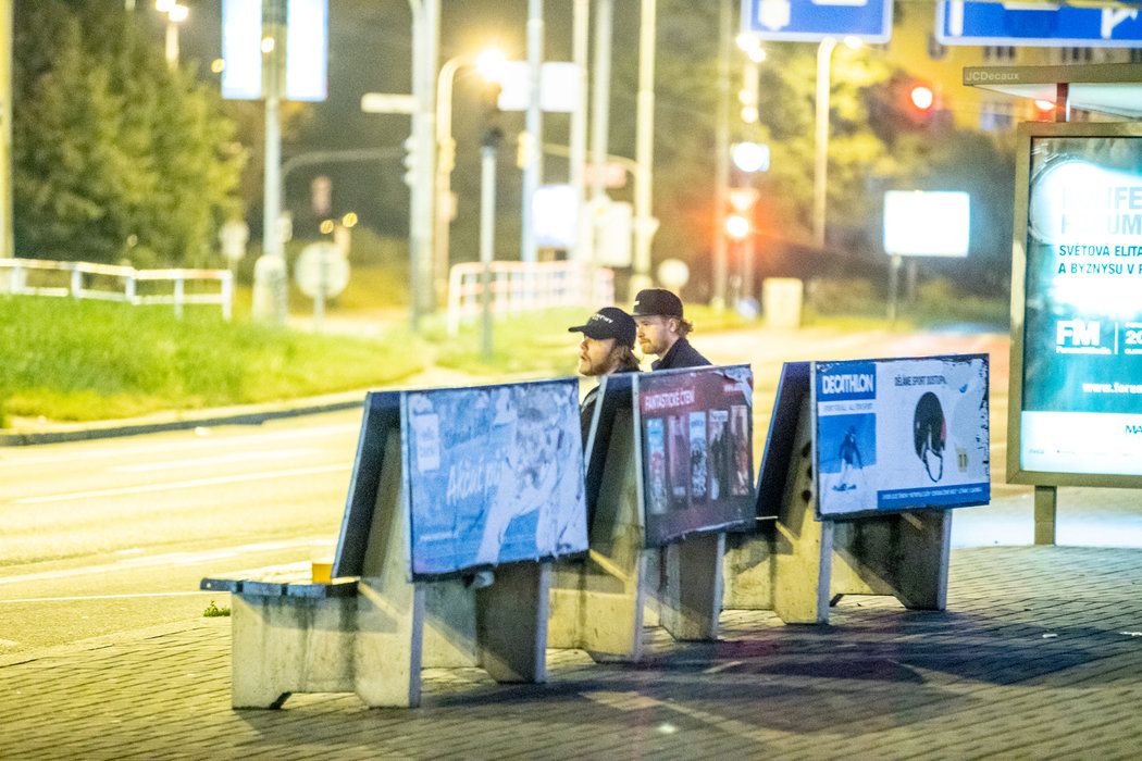 Hokejový kanonýr David Pastrňák čekal na odvoz na zastávce