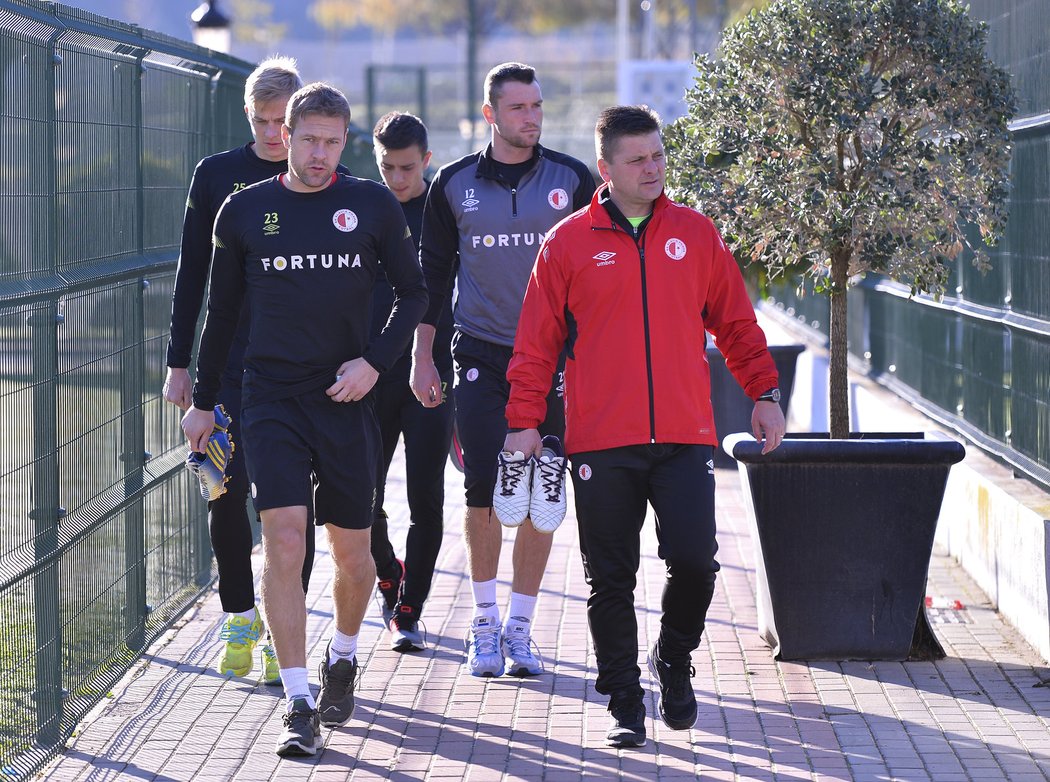 Trenér Slavie Dušan Uhrin s hráči při cestě na trénink