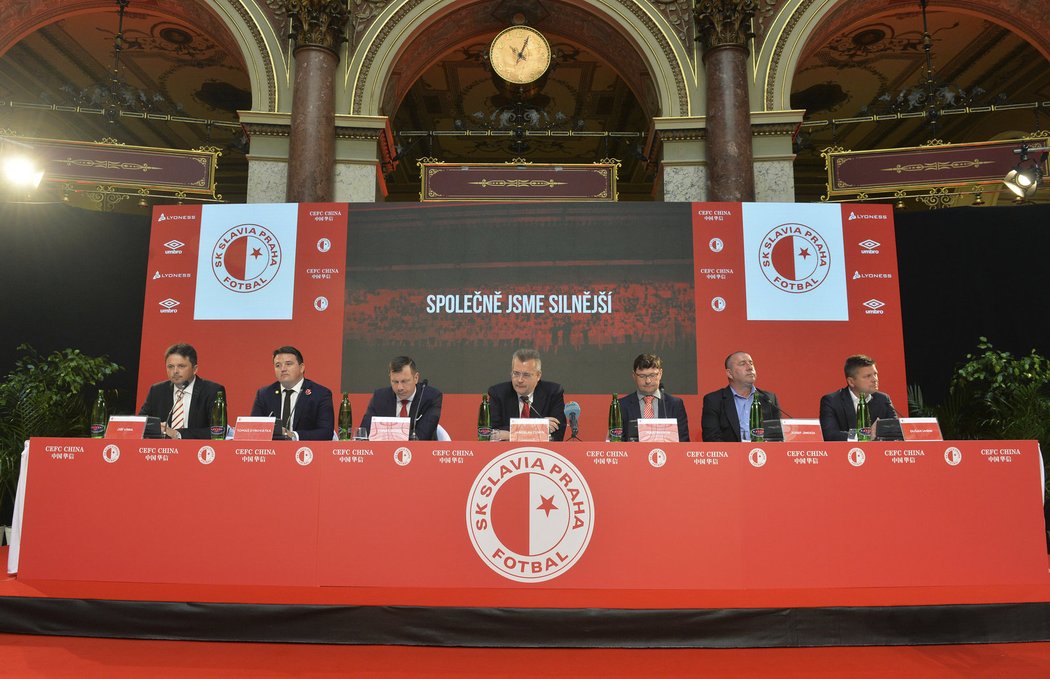 Vedení Slavie včetně trenéra Dušana Uhrina na tiskové konferenci