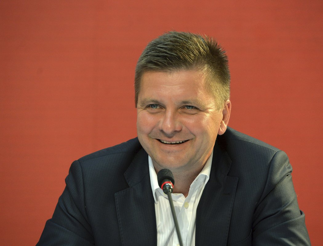 Trenér Slavie Dušan Uhrin na tiskové konferenci