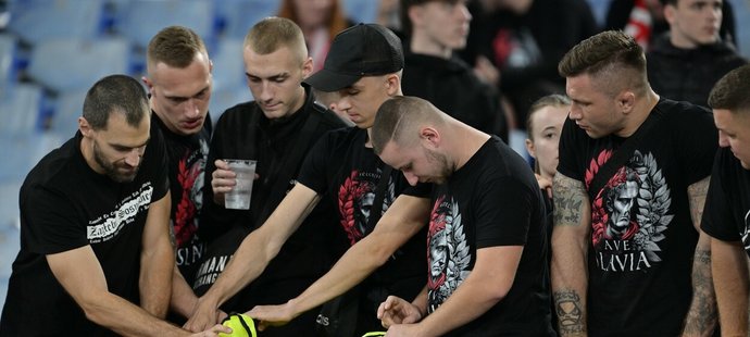 Ultras Slavie na stadionu vyvěsili jako trofej reflexní vestu s nápisem "security", zřejmě se stopami krve.