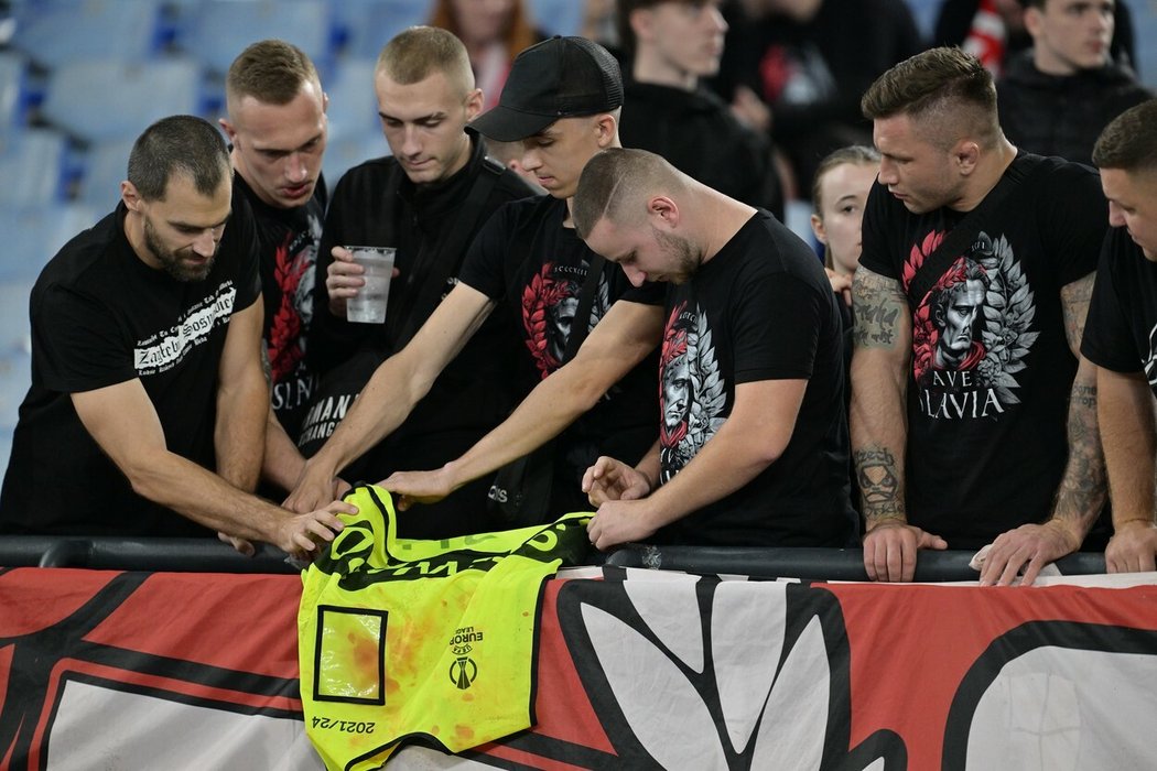 Ultras Slavie na stadionu vyvěsili jako trofej reflexní vestu s nápisem &#34;security&#34;, zřejmě se stopami krve.