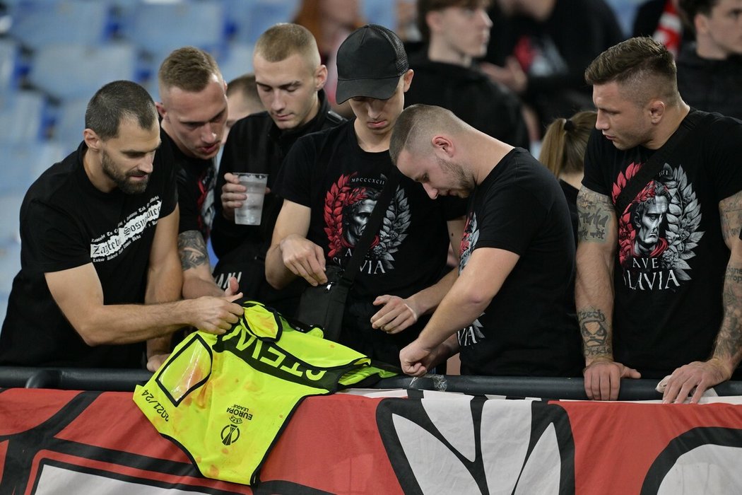 Ultras Slavie na stadionu vyvěsili jako trofej reflexní vestu s nápisem &#34;security&#34;, zřejmě se stopami krve.
