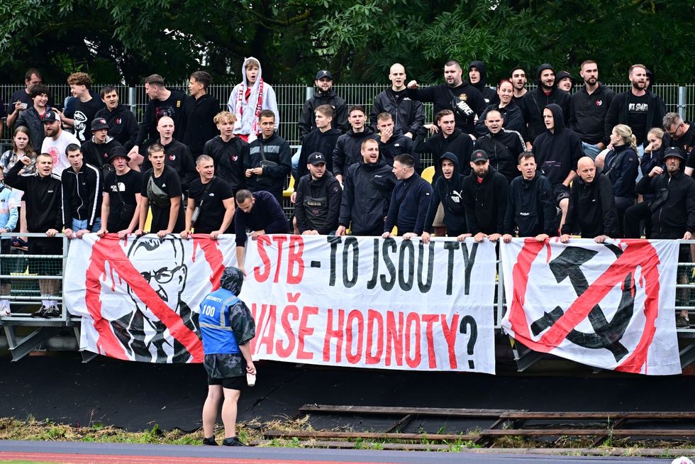 Tvrdík ven! Tribuna Sever protestovala na přípravě Slavie, pokřiky mířily i na Tykače Tvrdík ven! Tribuna Sever protestovala na přípravě Slavie, pokřiky mířily i na Tykače