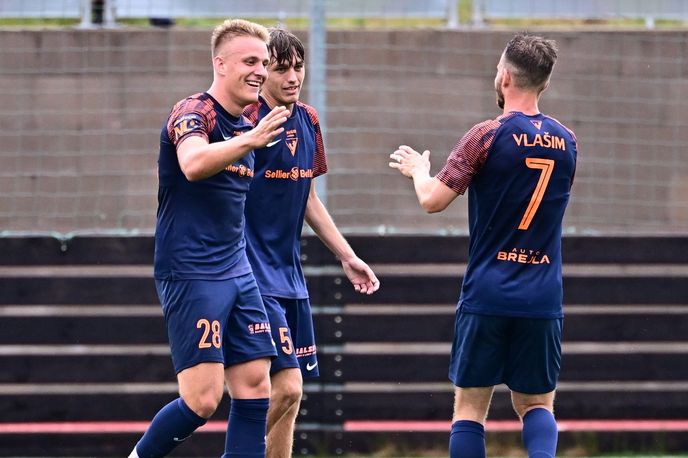 Hráči Vlašimi se radují z gólu do sítě Slavie Hráči Vlašimi se radují z gólu do sítě Slavie