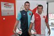 Hráči Martin Berkovec a Martin Dostál (vpravo) představili nové dresy fotbalové Slavie.