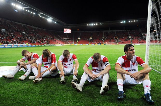Zklamaní fotbalisté Slavie, kteří nedokázali postoupit přes Tiraspol. Zklamaní fotbalisté Slavie, kteří nedokázali postoupit přes Tiraspol.
