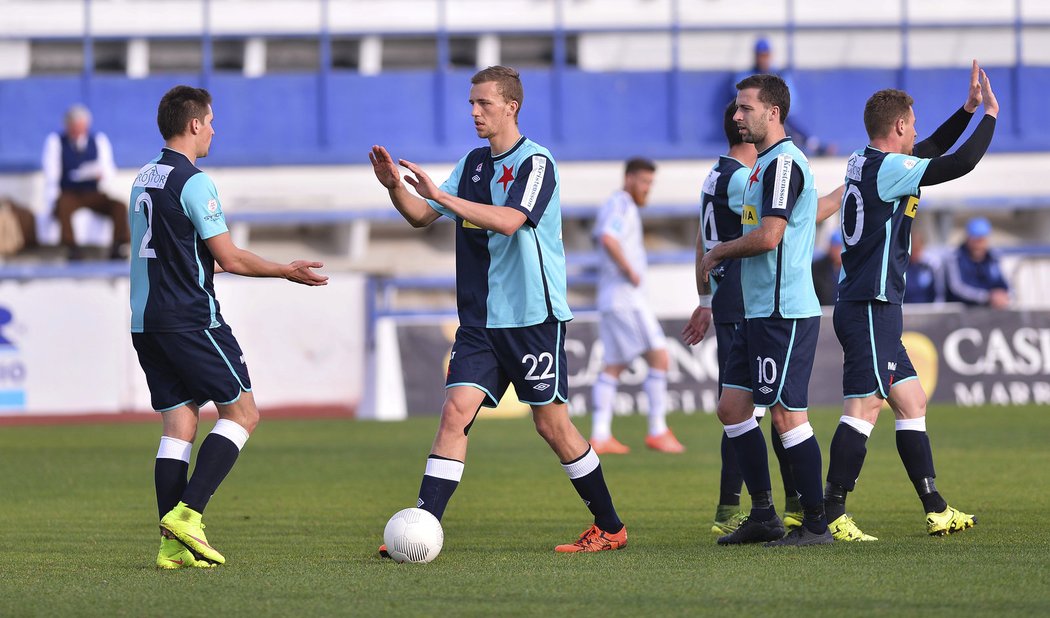 Fotbalisté Slavie se radují po gólu