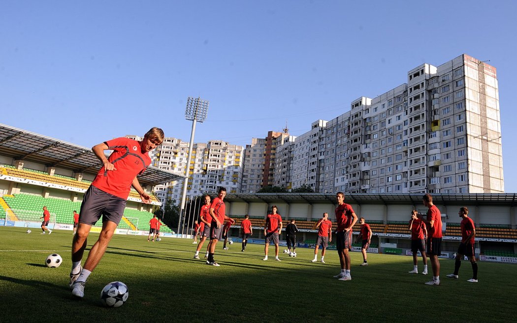 Příjemné letní počasí není jen v Praze, ale také v Kišiněvě, kde Slavia trénovala.