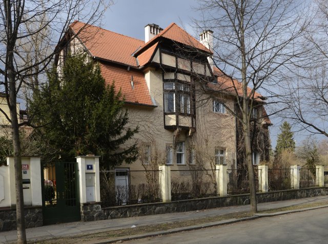 Dům Stanislava Suchardy s ateliérem ve Slavíčkově ulici 6 v Praze 6 - Bubenči. Navrhoval jej Jan Kotěra.