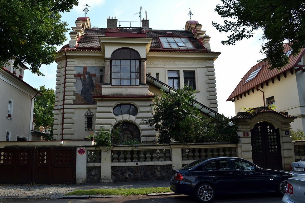 Ve Slavíčkově ulici stojí také první vila Stanislava Suchardy, navrhl ji architekt František Schlaffer.