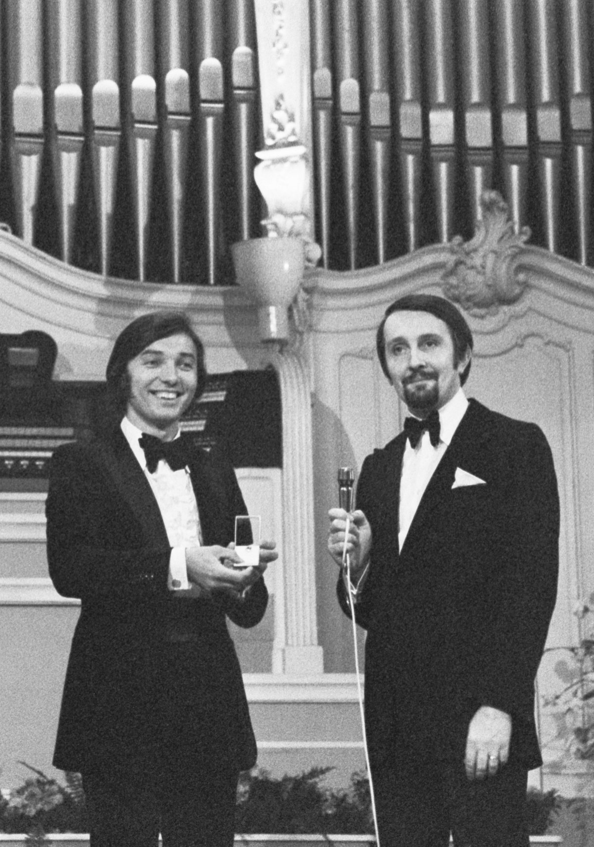 1971: Karel Gott si přebírá Slavíka, po jeho pravém boku moderátor Eduard Hrubeš.