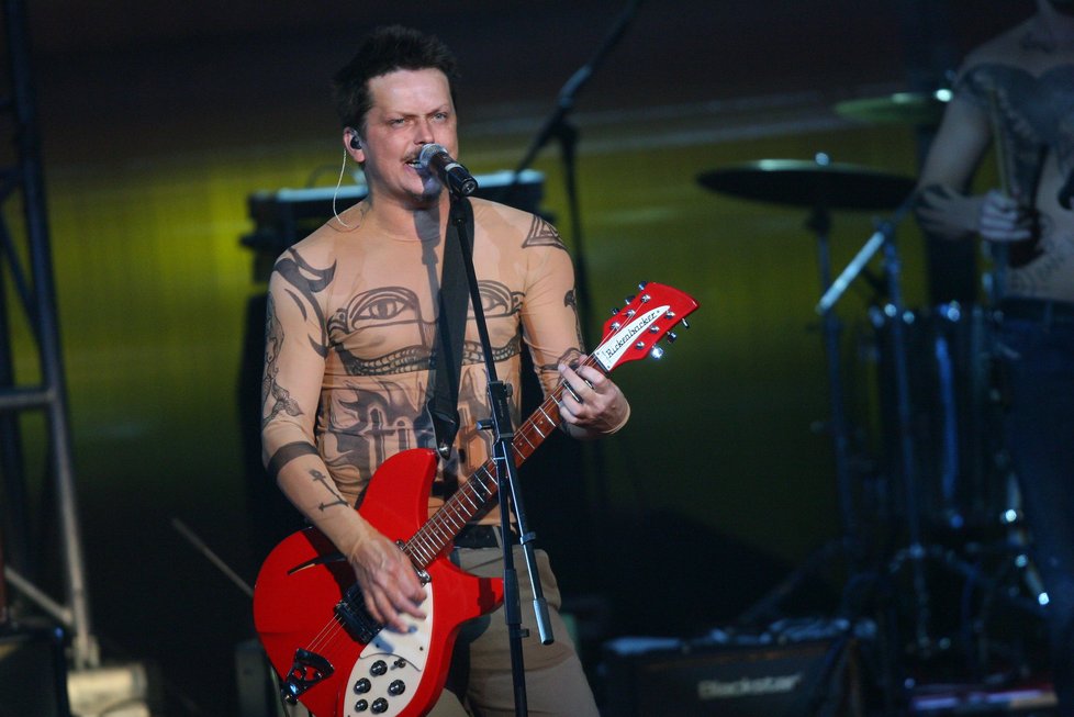 Michal Malátný má na sobě tričko, které na první pohled působí jako tetování