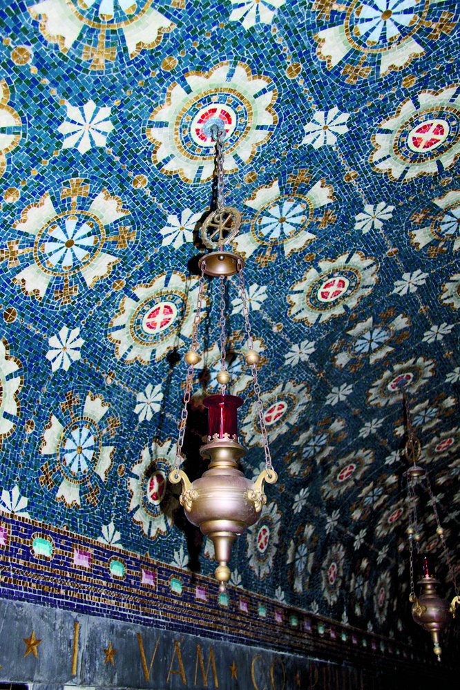 Mozaikový strop v interiéru hrobky a pod ním zavěšené věčné světlo