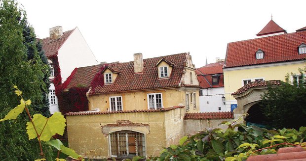 Dům U Bílé botky z pohledu od Vltavy