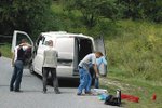 Policisté sbírají stopy na místě přepadení vozu s penězi v roce 2006.