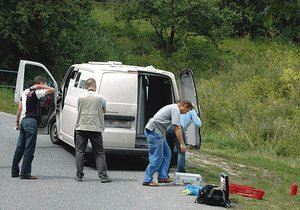 Policisté sbírají stopy na místě přepadení vozu s penězi v roce 2006.