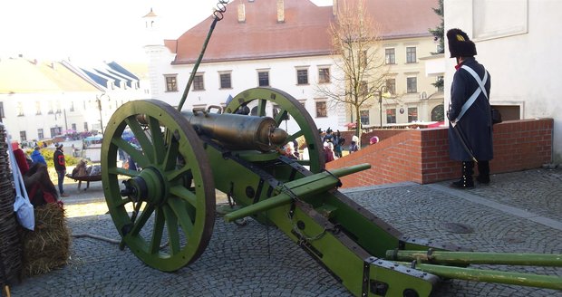Napoleonský kanon de 8 Gribeauval v palebné pozici na schodišti k zámku ve Slavkově