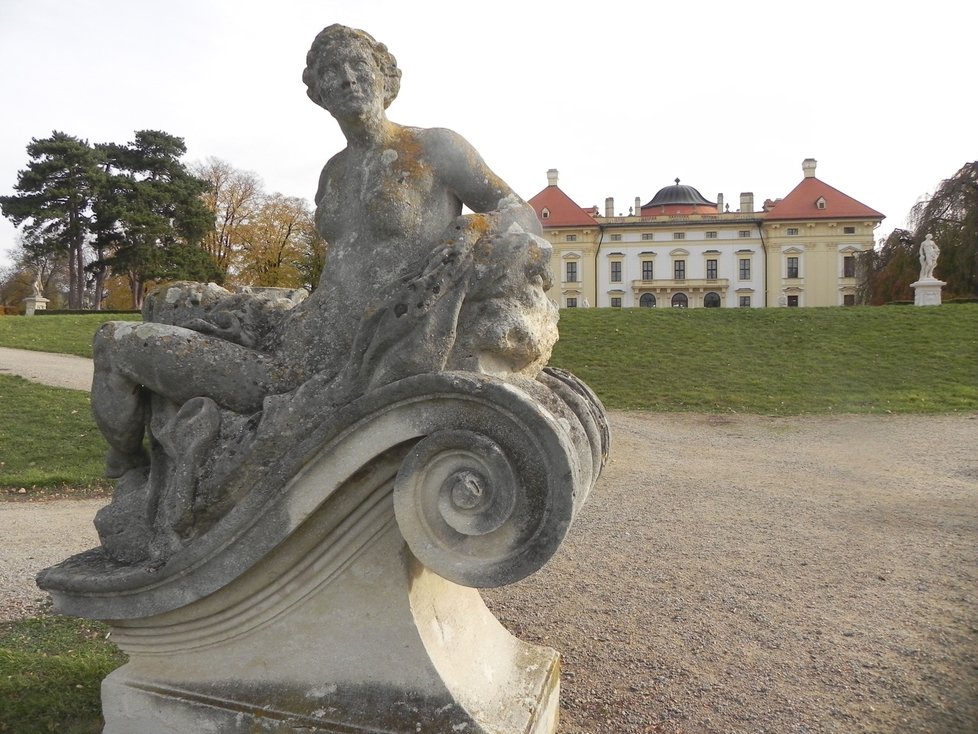 Další sochy se dočkají restaurátorů příští rok.