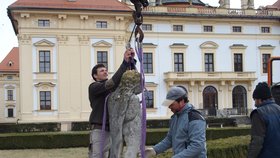 Další sochy ze zámeckého parku ve Slavkově u Brna budou restaurátoři opravovat na místě, do ateliéru byly převezeny jen čtyři.