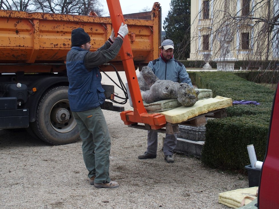 Další sochy ze zámeckého parku ve Slavkově u Brna budou restaurátoři opravovat na místě, do ateliéru byly převezeny jen čtyři.