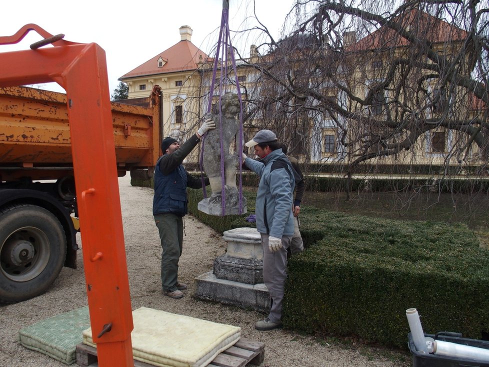 Další sochy ze zámeckého parku ve Slavkově u Brna budou restaurátoři opravovat na místě, do ateliéru byly převezeny jen čtyři.