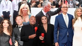 Láska na červeném koberci: Celebrity představily ve Varech své partnery. Kdo zůstal na ocet?