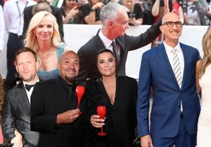 Láska na červeném koberci: Celebrity představily ve Varech své partnery. Kdo zůstal na ocet?