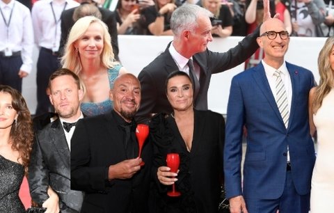 Láska na červeném koberci: Celebrity představily ve Varech své partnery. Kdo zůstal na ocet?